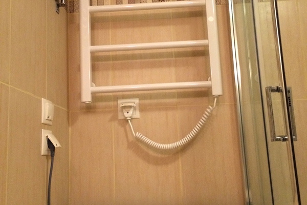 36 Bathroom.jpg
